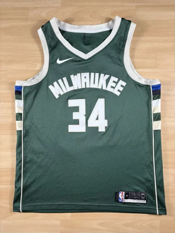 Giannis Antetokounmpo #34 - Milwaukee Bucks | 2017-2025 | Extérieur (L)