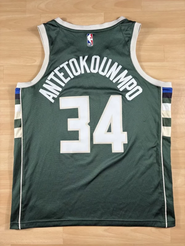 Giannis Antetokounmpo #34 - Milwaukee Bucks | 2017-2025 | Extérieur (L) – Image 2