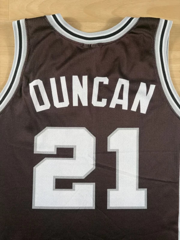 Tim Duncan #21 - San Antonio Spurs | 1997-2003 | Extérieur (M) – Image 10