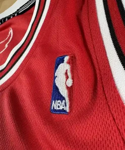 Logos brodés et détails marque sur Maillot NBA Joakim Noah Chicago Bulls 2010-2014
