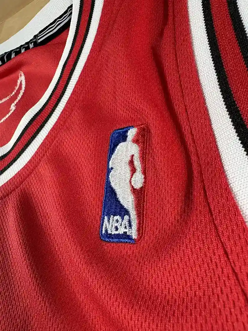 Logos brodés et détails marque sur Maillot NBA Joakim Noah Chicago Bulls 2010-2014