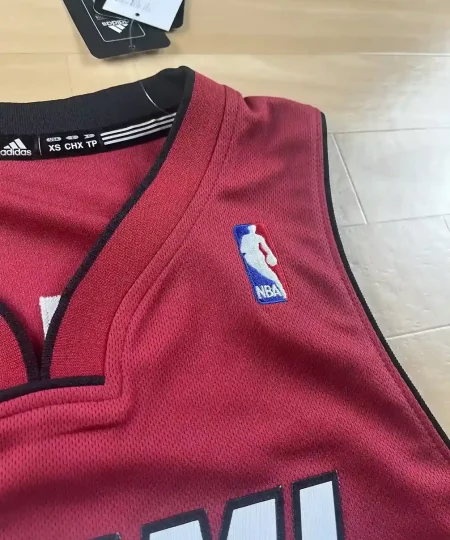 Logos brodés et détails marque Maillot NBA LeBron James Miami Heat 2012-2013