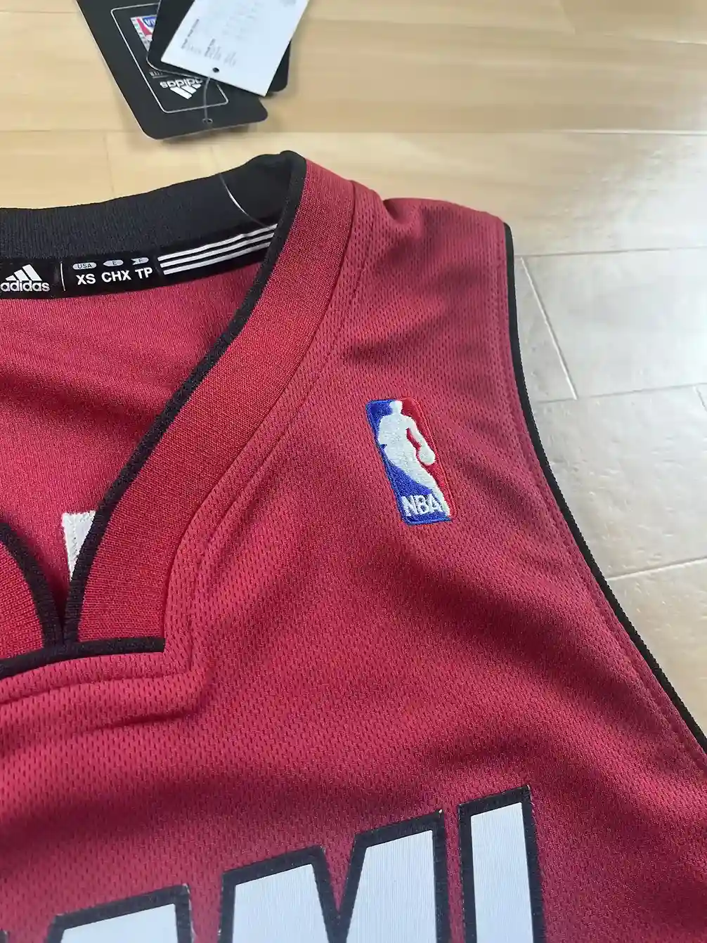 Logos brodés et détails marque Maillot NBA LeBron James Miami Heat 2012-2013