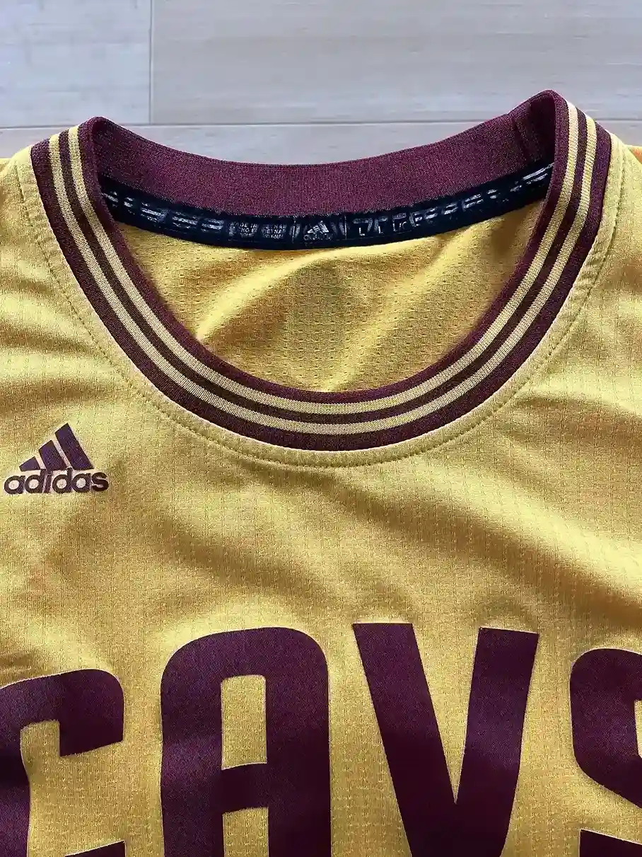 Étiquette col Maillot NBA Kyrie Irving Cleveland Cavaliers 2012-2017