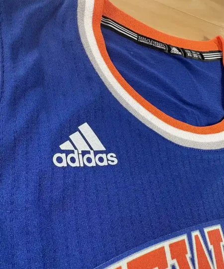 Logos brodés et détails marque Maillot NBA Kristaps Porzingis New York Knicks 2015-2017