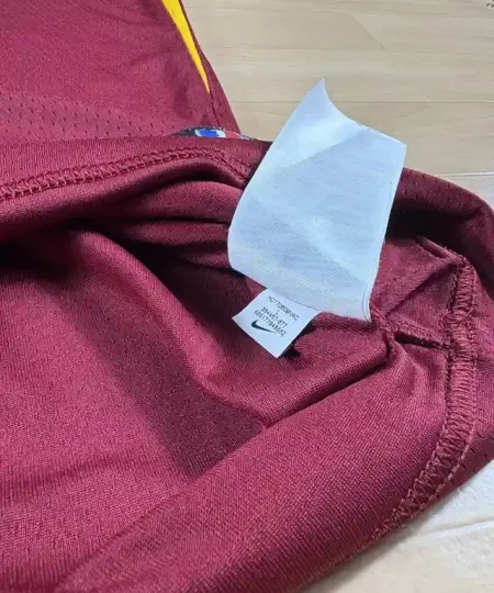 Étiquettes d'origine et instruction de lavage Maillot NBA LeBron James Cleveland Cavaliers 2017-2018