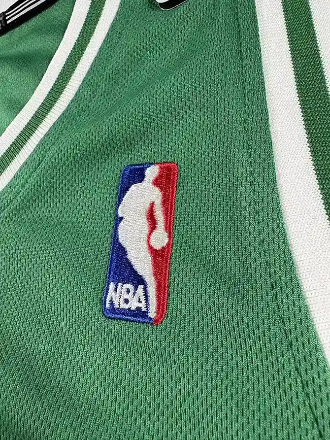 Logos brodés et détails marque Maillot NBA Kevin Garnett Boston Celtics 2010-2013