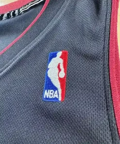 Logos NBA brodés et détails marque Maillot NBA LeBron James Cleveland Cavaliers 2007-2010