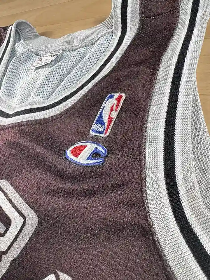 Logos brodés et détails marque Maillot NBA Tim Duncan San Antonio Spurs 1997-2003