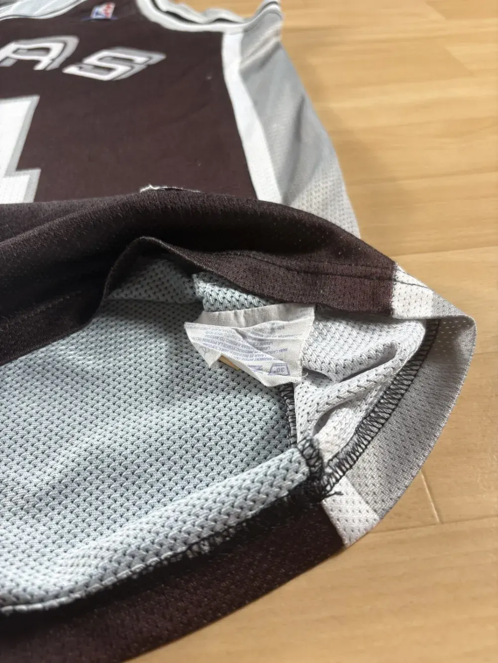 Étiquettes d'origine et instruction de lavage Maillot NBA Tim Duncan San Antonio Spurs 1997-2003