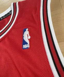 Logos brodés et détails marque sur Maillot NBA Derrick Rose Chicago Bulls 2010-2014