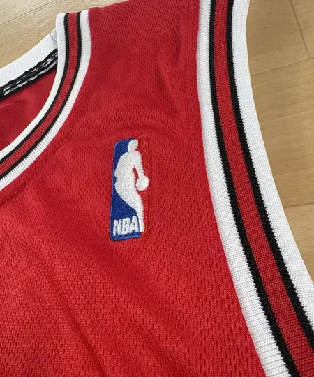 Logos brodés et détails marque sur Maillot NBA Derrick Rose Chicago Bulls 2010-2014