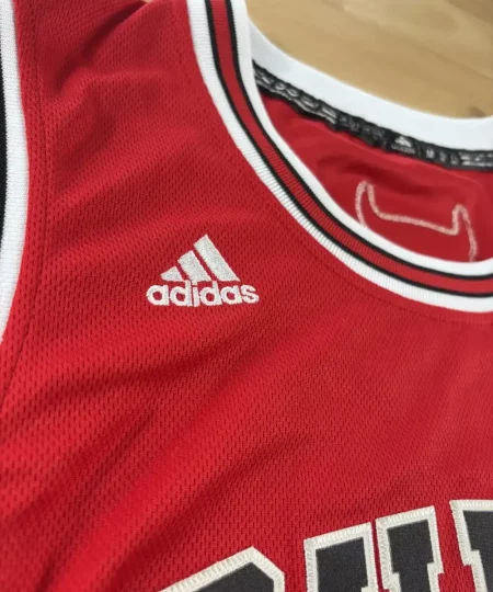 Logos Adidas sur Maillot NBA Derrick Rose Chicago Bulls 2010-2014