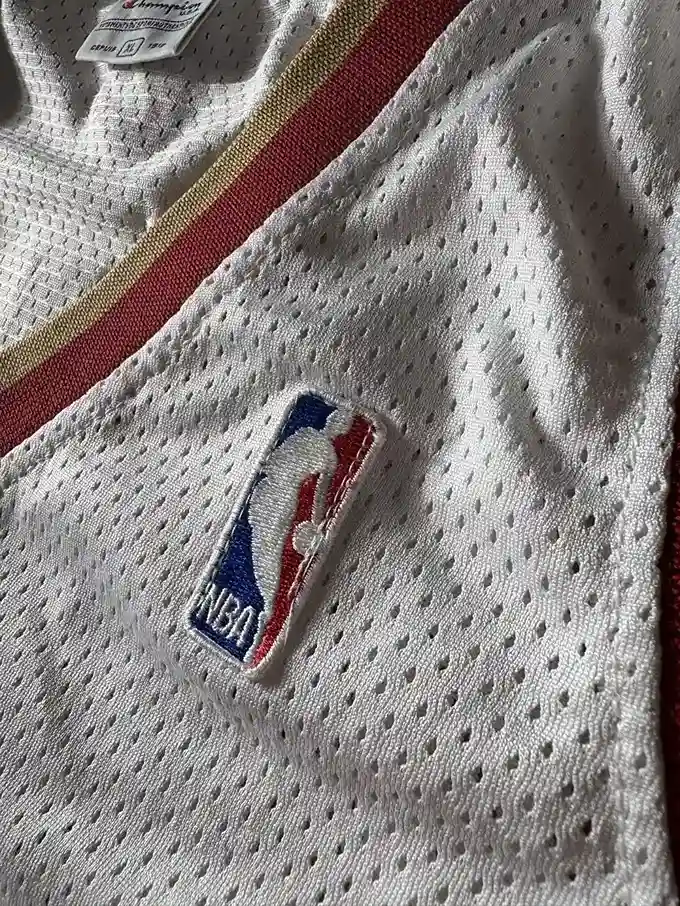 Logos brodés et détails marque Maillot NBA LeBron James Cleveland Cavaliers 2003-2007