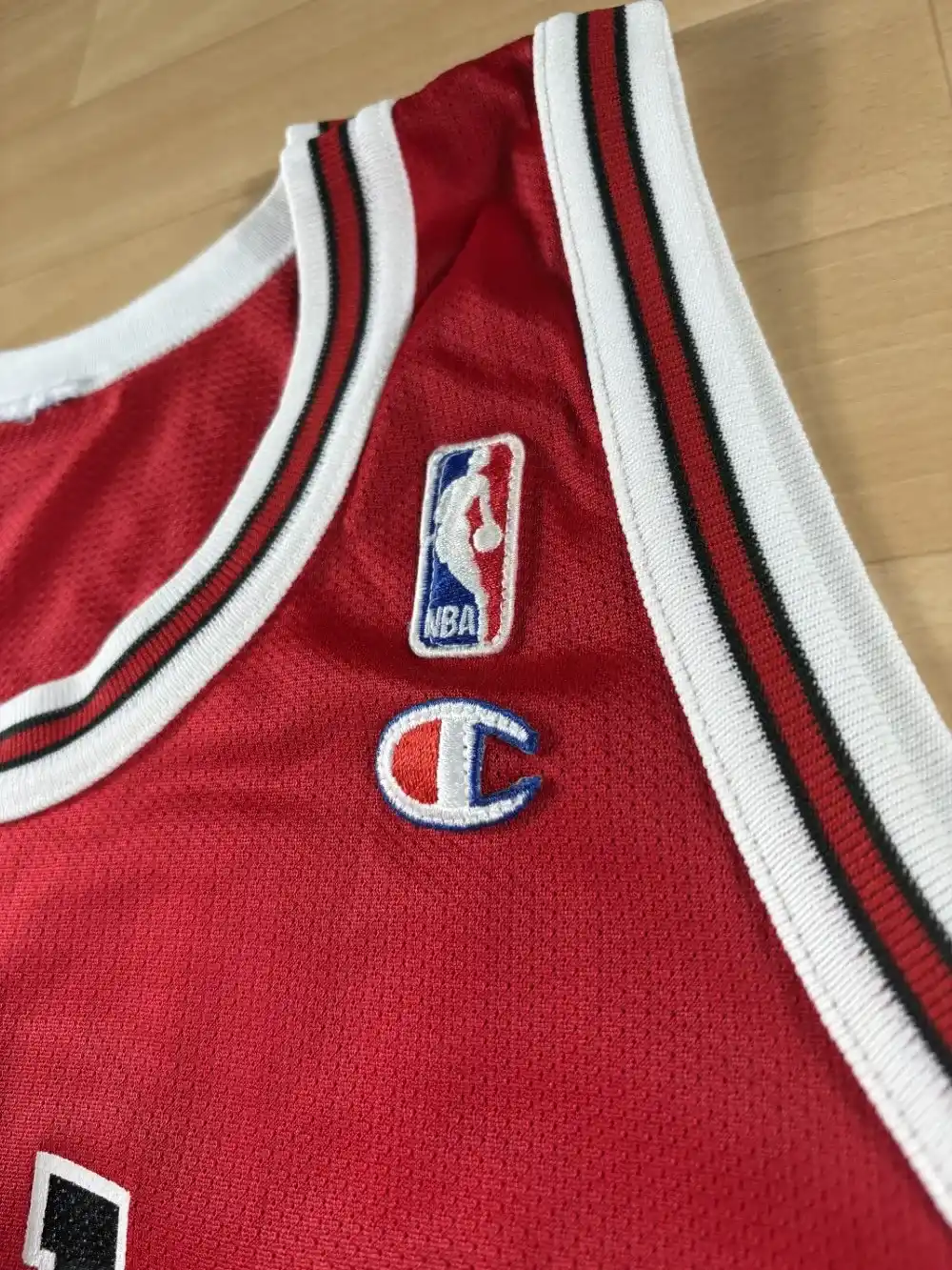 Logos brodés et détails marque Maillot NBA Michael Jordan Chicago Bulls 1996-1998