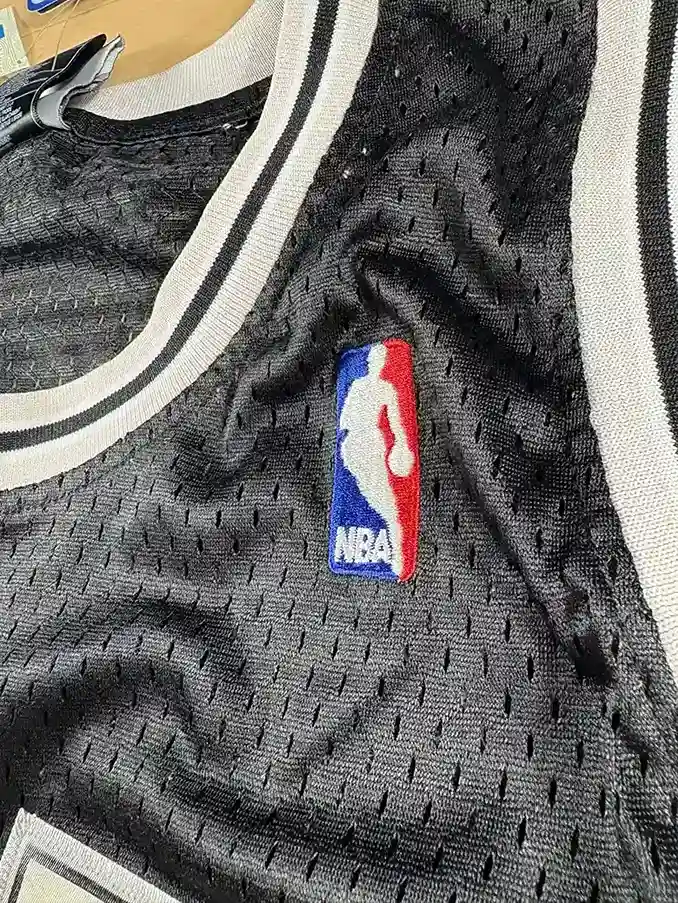 Logos brodés et détails marque Maillot NBA Manu Ginobili San Antonio Spurs 2006-2010