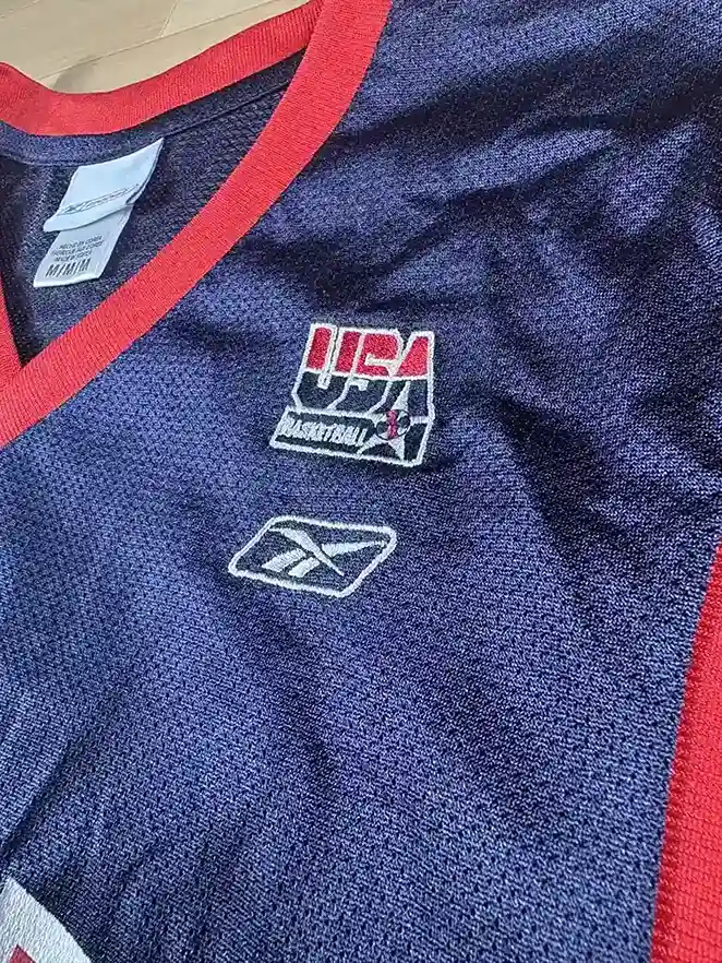 Logos brodés et détails marque Maillot NBA Tim Duncan Team USA 2002
