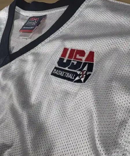 Logos brodés et détails marque Maillot NBA LeBron James Team USA 2004