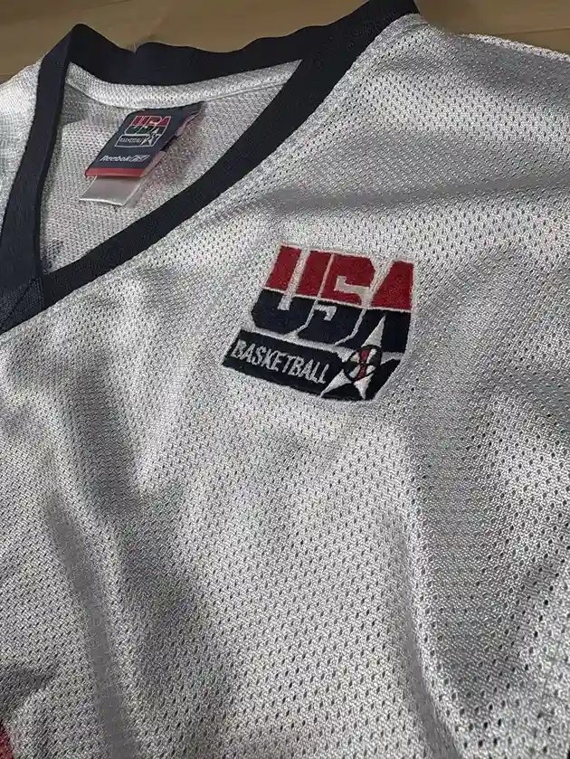 Logos brodés et détails marque Maillot NBA LeBron James Team USA 2004