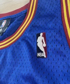 Logos brodés et détails marque Maillot NBA LeBron James Cleveland Cavaliers 2008-2009
