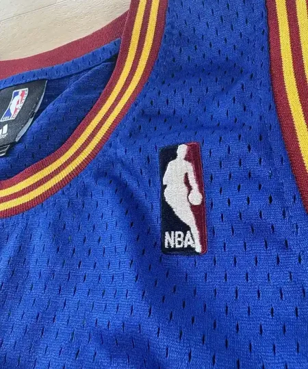 Logos brodés et détails marque Maillot NBA LeBron James Cleveland Cavaliers 2008-2009
