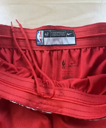 Étiquettes d'origine et instruction de lavage Short NBA Chicago Bulls 2017-2025