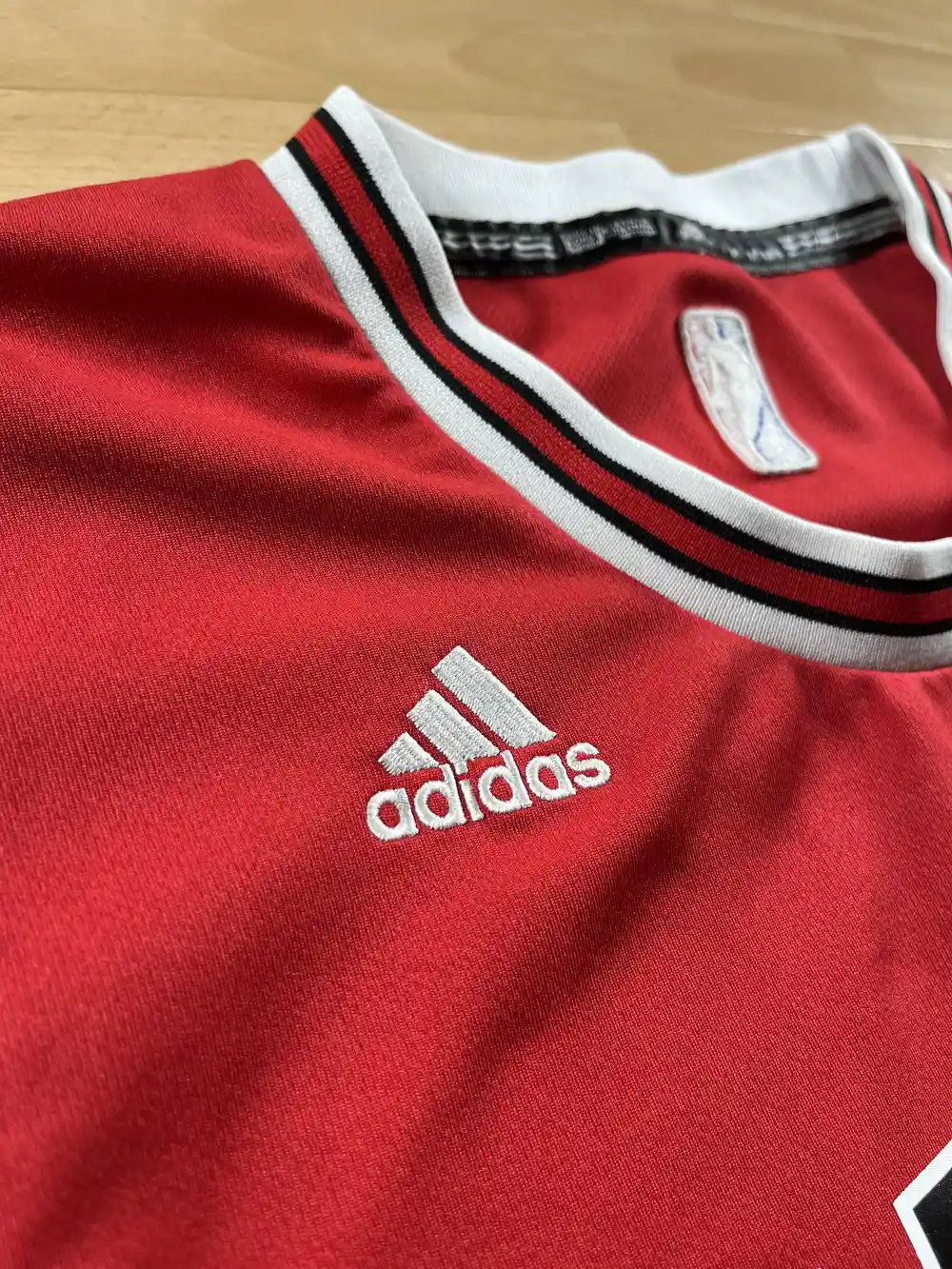 Logo Adidas et détails marque Maillot NBA Derrick Rose Chicago Bulls 2010-2016