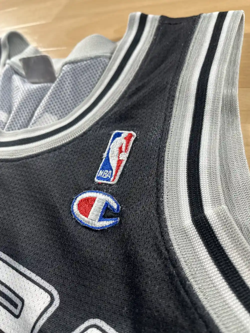 Logos brodés et détails marque Maillot NBA Tim Duncan San Antonio Spurs 2003-2007
