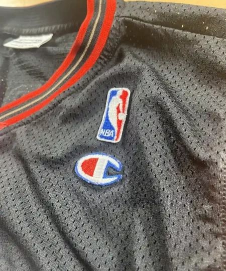 Logos brodés et détails marque Maillot NBA Allen Iverson Philadelphie 76ers 2003-2006