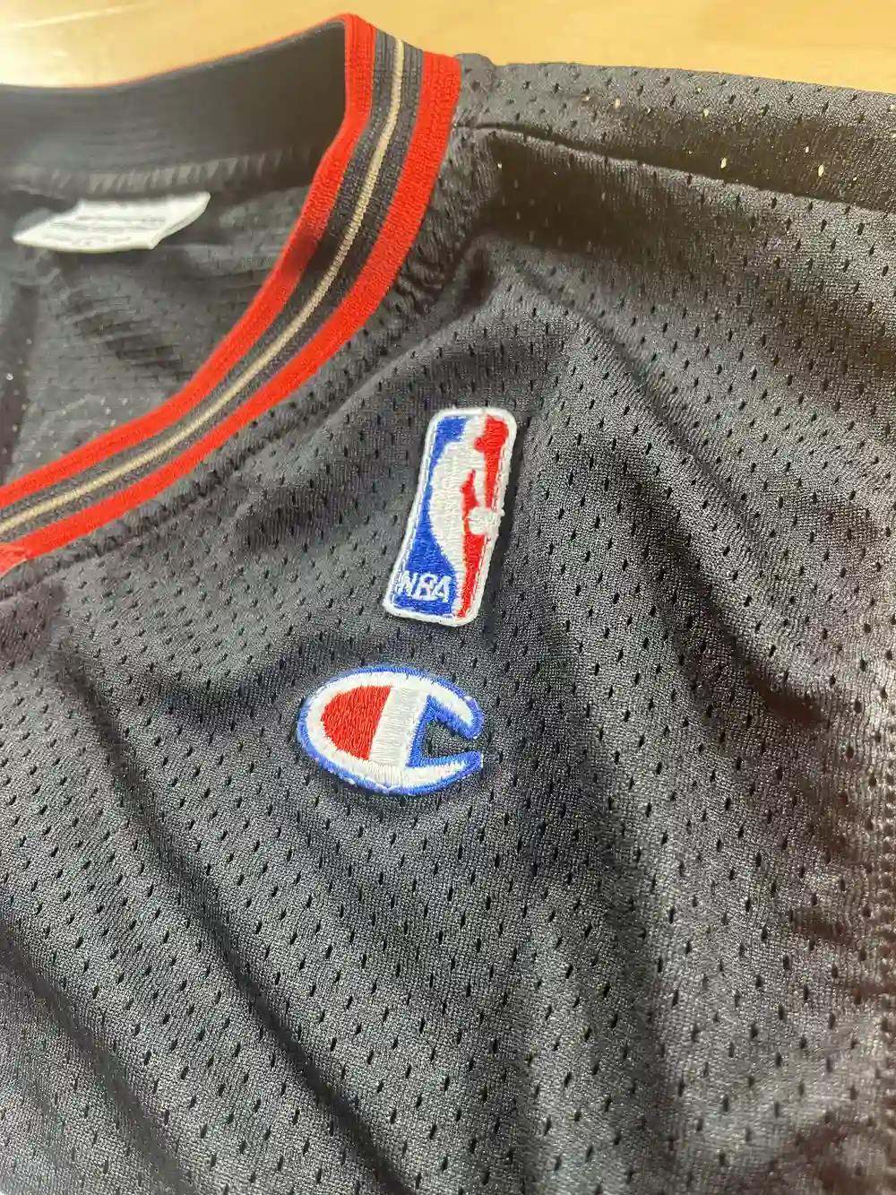Logos brodés et détails marque Maillot NBA Allen Iverson Philadelphie 76ers 2003-2006