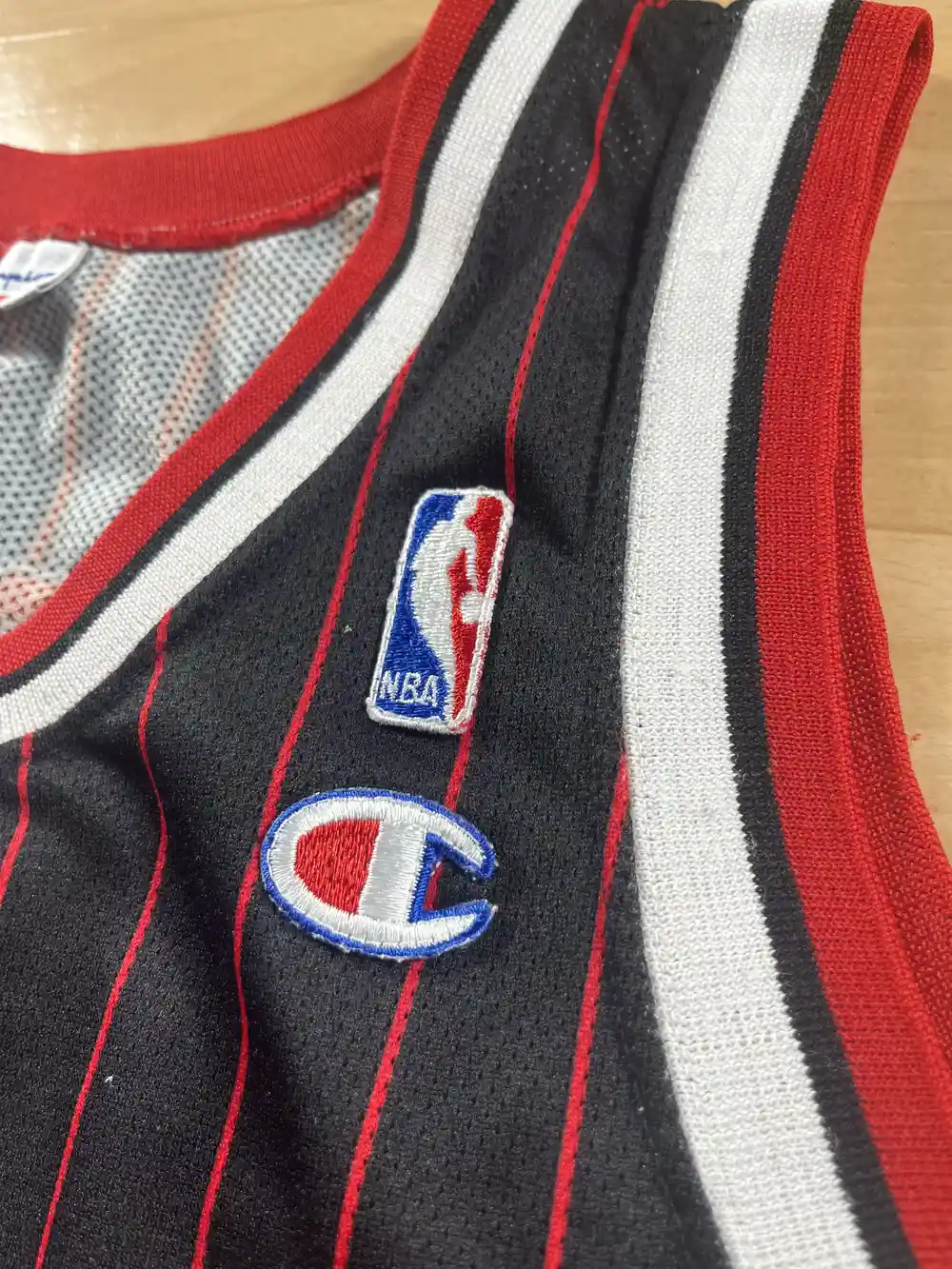 Logos brodés et détails marque Maillot NBA Michael Jordan Chicago Bulls 1996-1998
