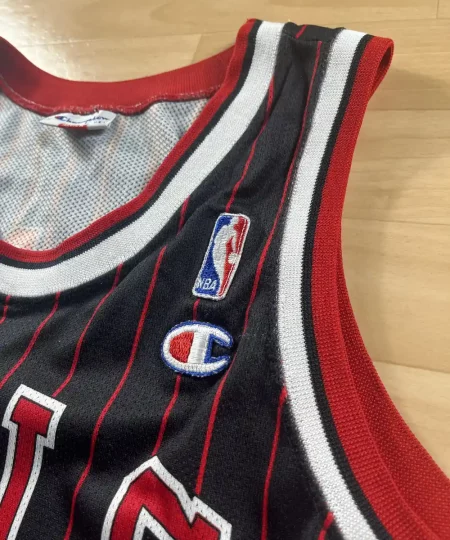 Logos brodés et détails marque Maillot NBA Michael Jordan Chicago Bulls 1996-1998