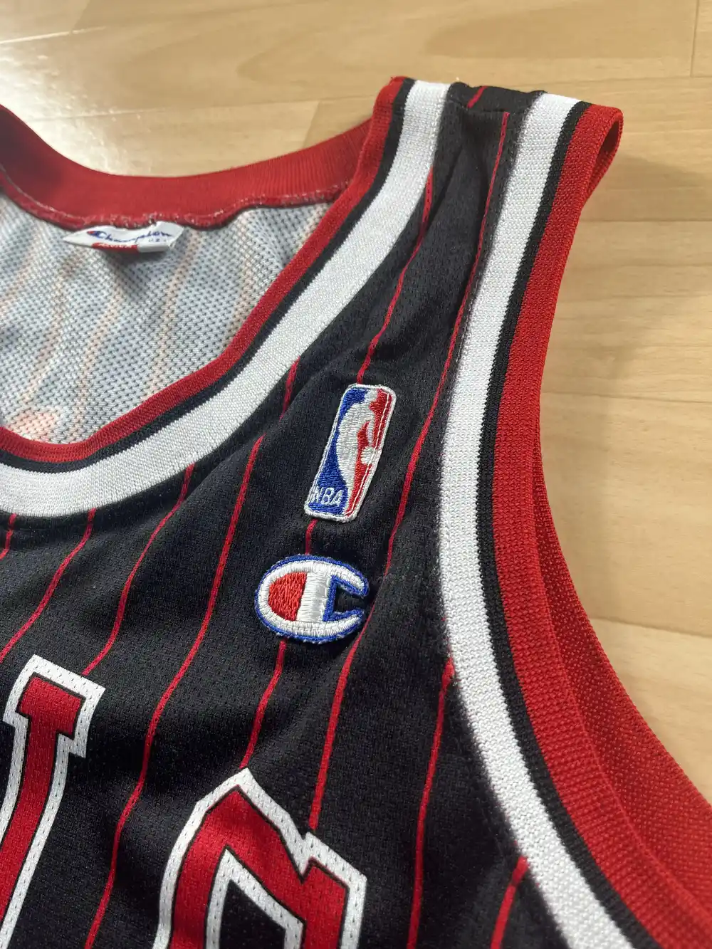 Logos brodés et détails marque Maillot NBA Michael Jordan Chicago Bulls 1996-1998