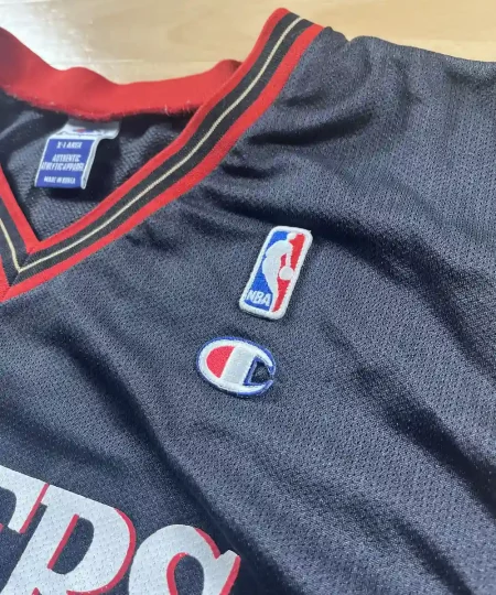 Logos brodés et détails marque Maillot NBA Allen Iverson Philadelphia 76ers (Version US) 2000-2002