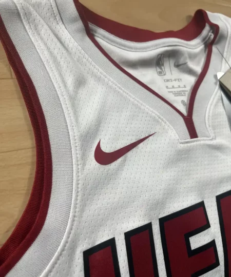 Logos brodés Nike et détails marque Maillot NBA Jeremy Lin New York Knicks 2011-2012